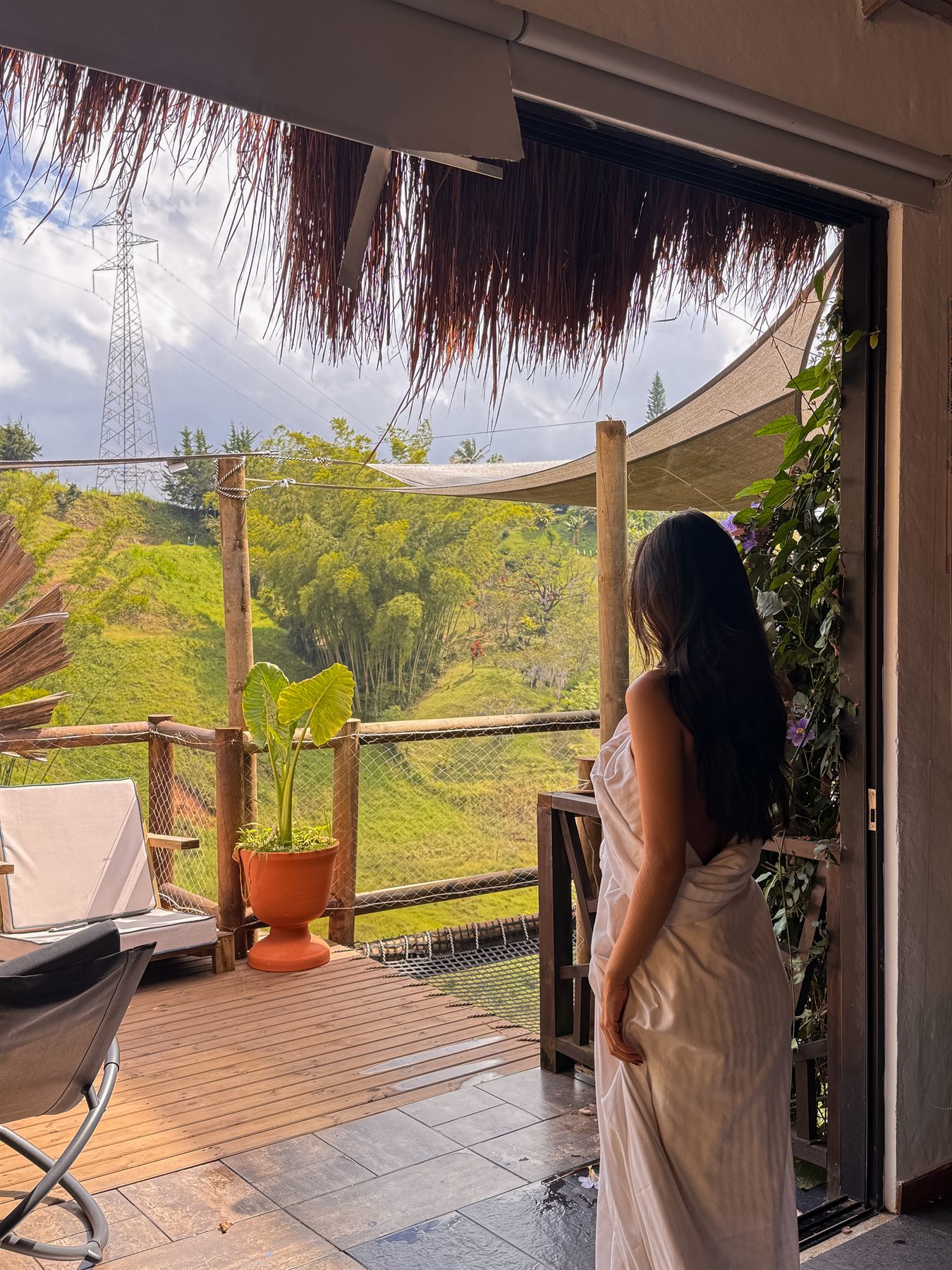 Terraza con vista a las montañas verdes de Guatapé desde una cabaña de IBUKU