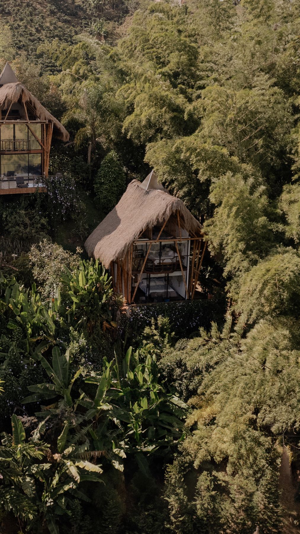 Dos cabañas de bambú de IBUKU en la ladera selvática de Guatapé, vista aérea
