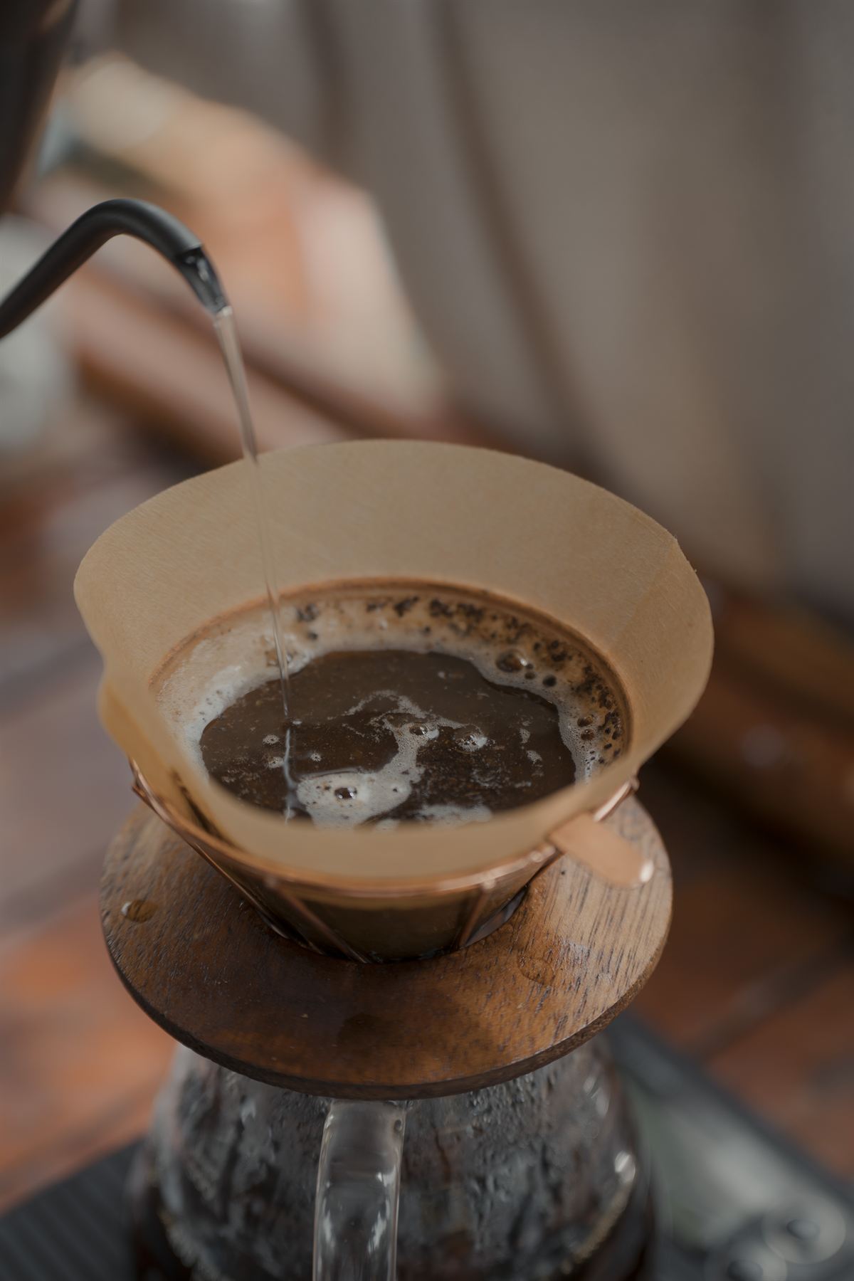 Preparación de café de especialidad en pour-over durante el tour de café de IBUKU en Guatapé