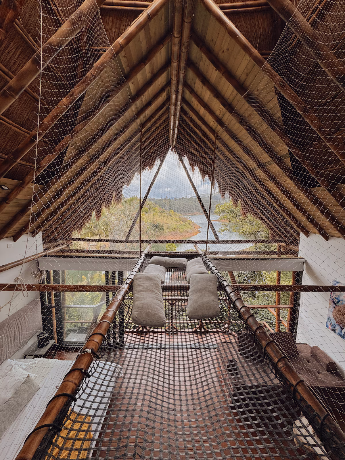 Jacuzzi privado de la Villa Agung con vista directa a la represa de Guatapé