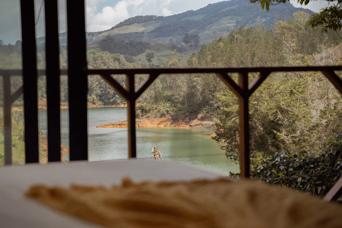 Acceso directo al lago desde la Villa Agung en Guatapé