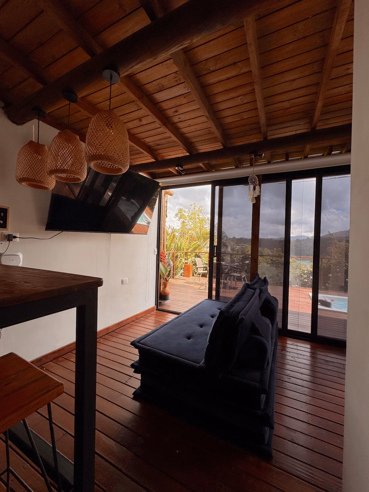 Terraza de la Villa Made con vista al lago de Guatapé