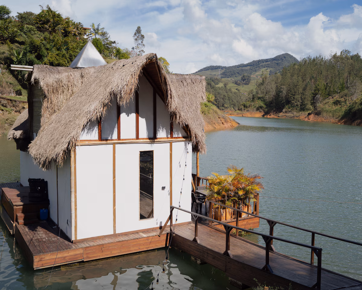 Jacuzzi de la Villa Tirta sobre el lago de Guatapé