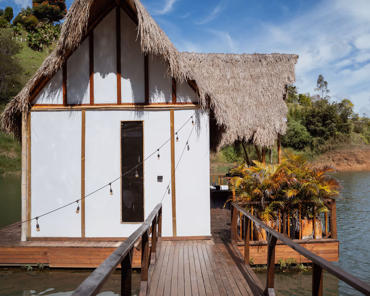 Terraza de la Villa Tirta sobre el embalse de Guatapé