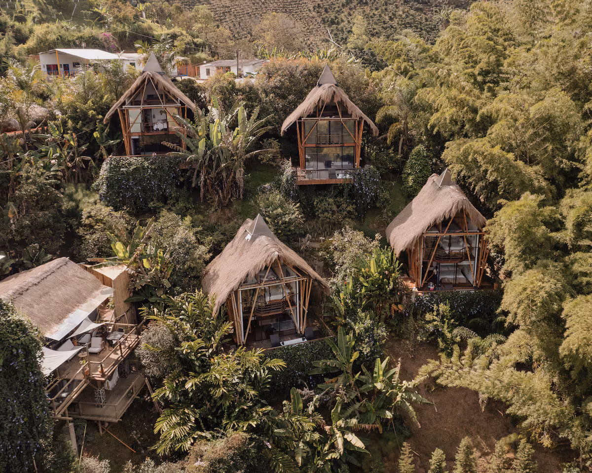 Interior de diseño de la Villa Ubud, hotel IBUKU Guatapé