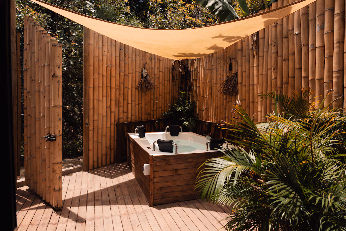 Interior cálido de la Villa Wayan para una escapada romántica en Guatapé
