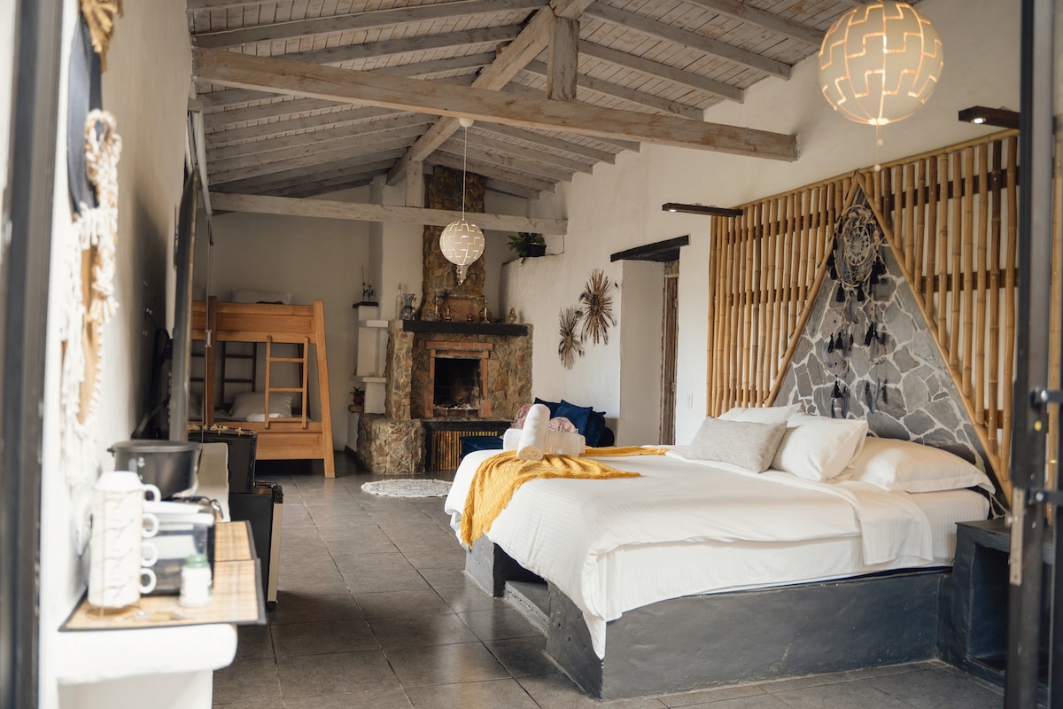 Chimenea de piedra privada en la Villa Wayan, la única cabaña con chimenea de IBUKU Guatapé