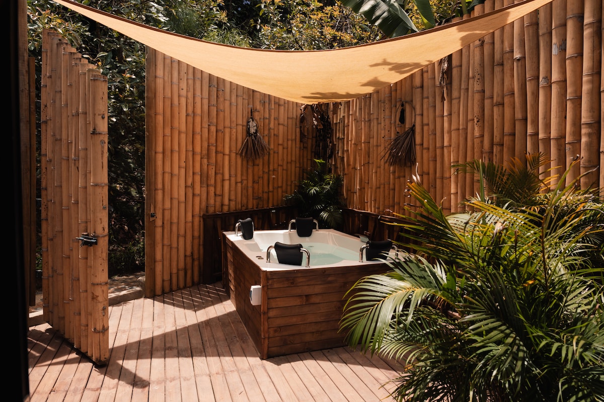 Dormitorio de la Villa Wayan en IBUKU Guatapé, escapada romántica con chimenea y jacuzzi privado