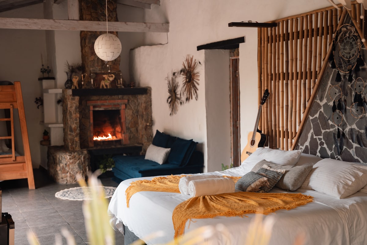 Detalle de la Villa Wayan en IBUKU Guatapé, villa romántica con jacuzzi y chimenea privada